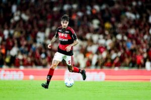 Flamengo bate Atlético-MG com gol no fim e tira Palmeiras da liderança