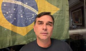 Flávio Bolsonaro se declara ‘verdadeiro presidente eleito’ em carta publicada após chegar aos EUA