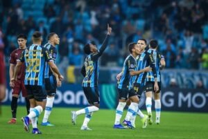 Grêmio vence o Coritiba com gol nos acréscimos e afunda o Corinthians no Z4