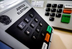 Horário de votação prorrogado em alguns Estados até às 18h em locais onde urnas estavam abertas; apuração retomada