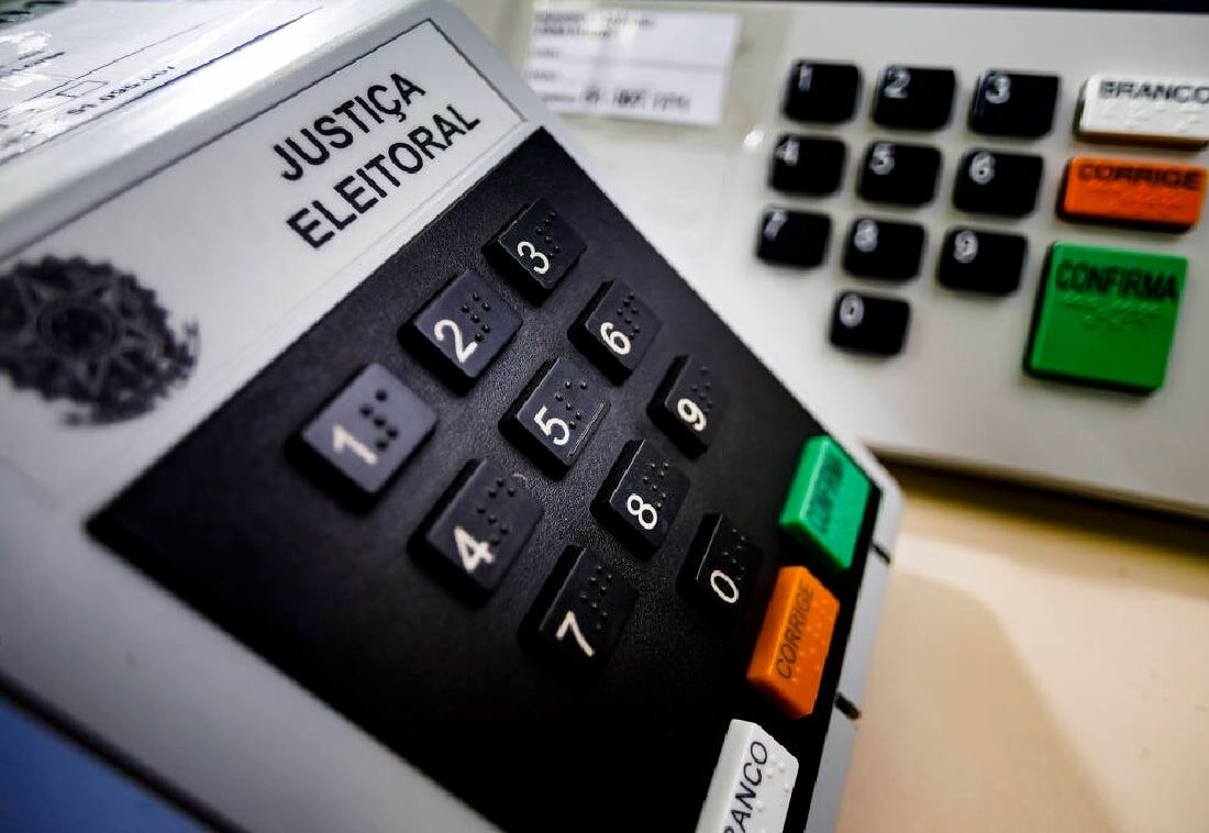 Horário de votação prorrogado em alguns Estados até às 18h em locais onde urnas estavam abertas; apuração retomada