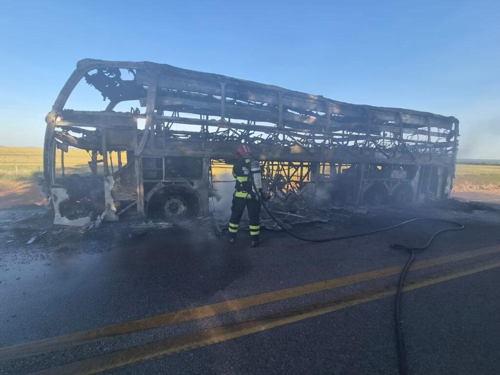 Ônibus que saiu do Maranhão com destino a Sinop pega fogo na BR-070 em Mato Grosso