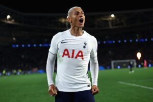Richarlison recebe multa e 3 pontos na carteira por furar sinal vermelho