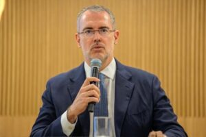 Sérgio Ricardo destaca capacitação de 1.670 agentes públicos e anuncia mais 2 mil vagas para 2027