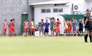 Súmula aponta cabeçada, soco e chute de técnico contra árbitro em jogo do Sub-17